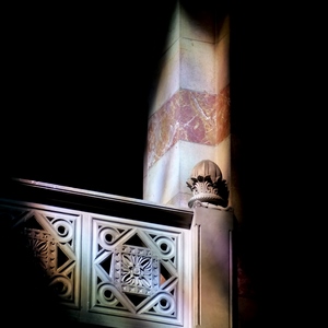 Jeu d'ombre et de lumière dans une église - France  - collection de photos clin d'oeil, catégorie clindoeil